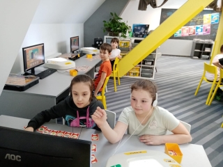 Dzieci przy komputerach