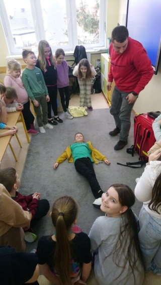 Dzieci podczas nauki pierwszej pomocy