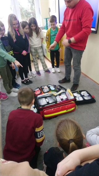 Dzieci podczas nauki pierwszej pomocy