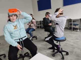 uczniowie kl.4 na kole testują okulary VR