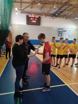 odbiór pucharu i dyplomu