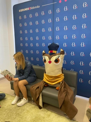 Pani czyta książkę