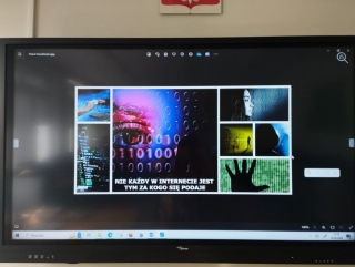 klasy 7 komponowali plakaty nt. bezpieczeństwa w Internecie