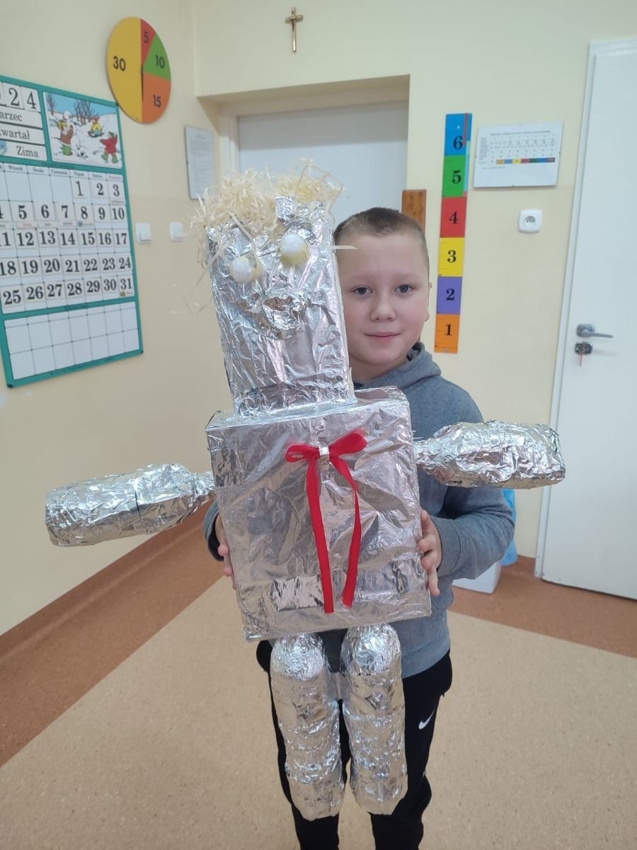Dziecko z robotem