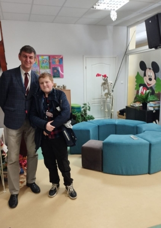 Szymon Kacprzyk z przewodniczącym Konkursu