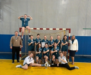 drużyna dziewcząt z Trenerem i Dyrektorką