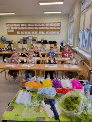 Dzieci robią stroiki