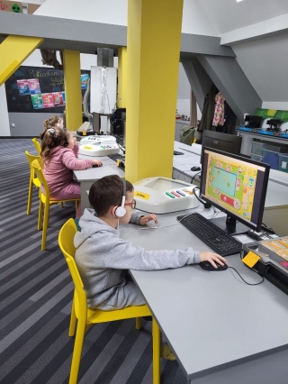 Dzieci przy komputerach