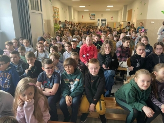 uczniowie na przedstawieniu