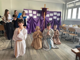 aktorzy z 6d przedstawiają Misterium Paschalne