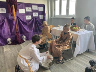 aktorzy z 6d przedstawiają Misterium Paschalne