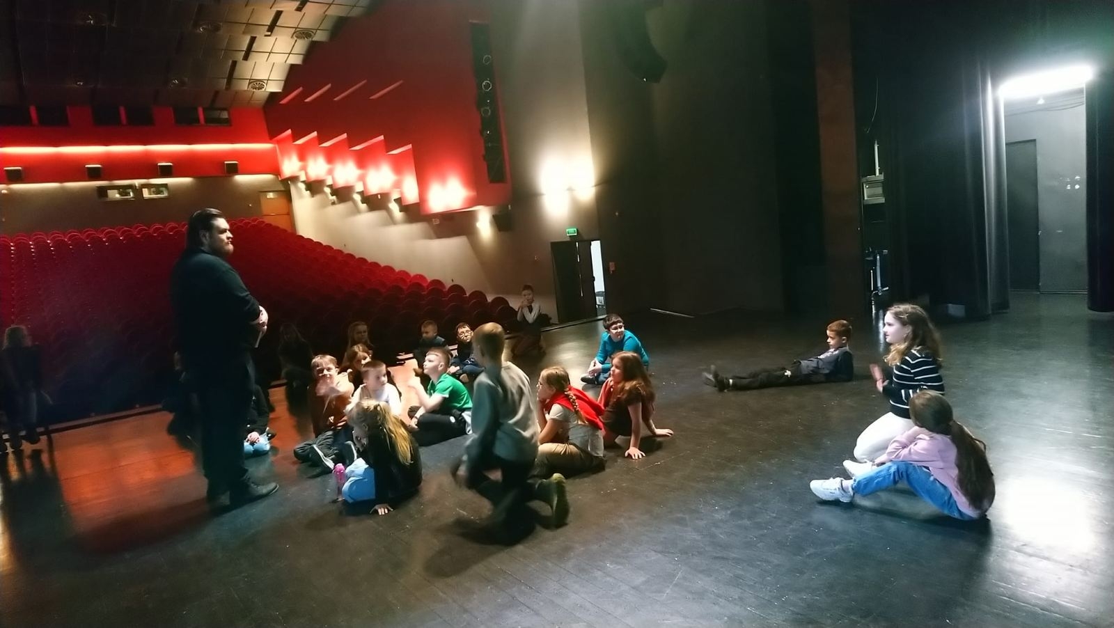 Dzieci w teatrze
