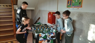 uczniowie na zielonej szkole