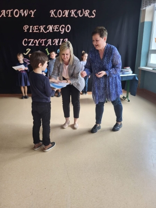 Dziecko odbiera dyplom