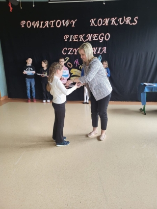 Dziecko odbiera dyplom