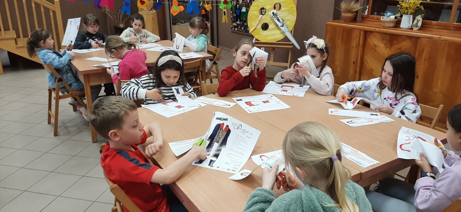 Dzieci wycinają