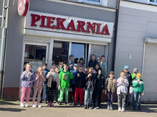 Dzieci przed piekarnią