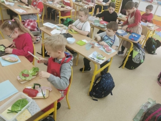 Dzieci robią kanapki