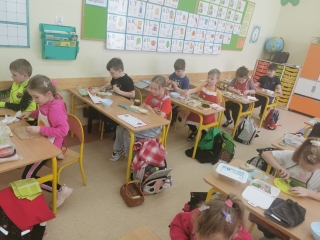 Dzieci robią kanapki