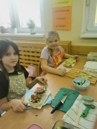 Dzieci robią kanapki