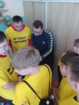 drużyny podczas wykonywania zadań