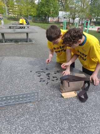 drużyny podczas wykonywania zadań