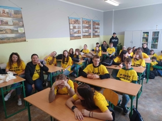 drużyny podczas wykonywania zadań