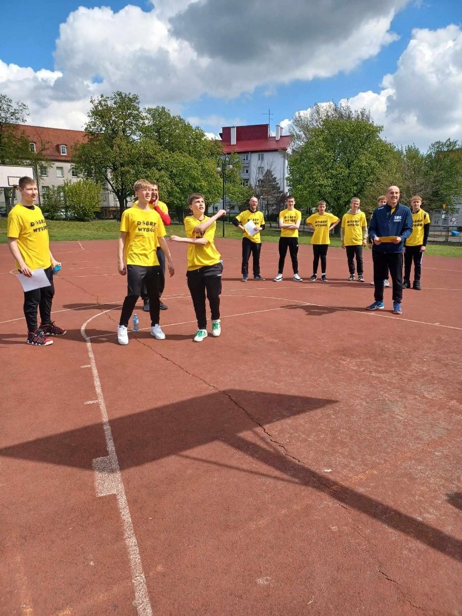 drużyny podczas wykonywania zadań