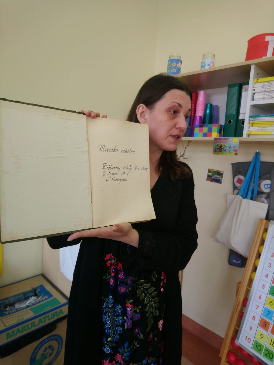 Pani z kroniką