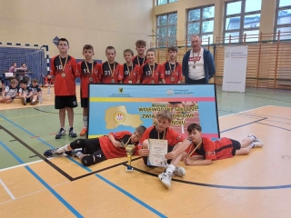 drużyna chłopców z 4a z trenerem