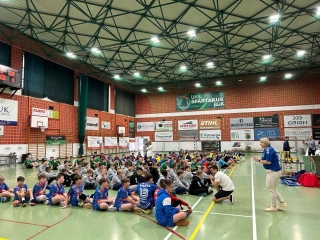 drużyny na płycie boiska