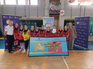 drużyna dziewcząt 4a z trenerem