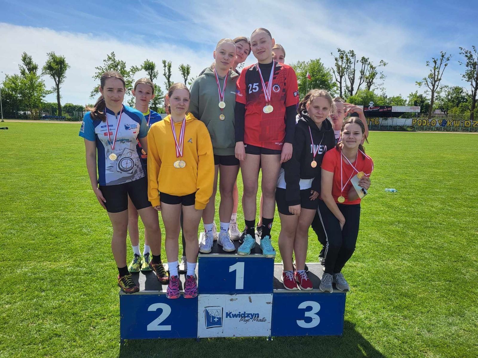 zawodnicy na podium