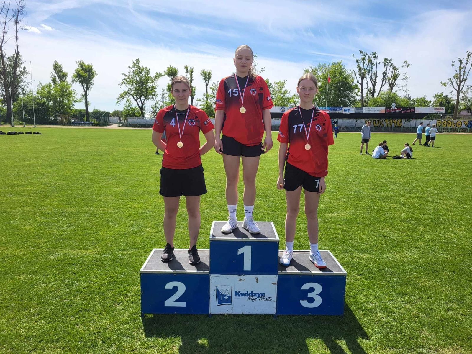 zawodnicy na podium