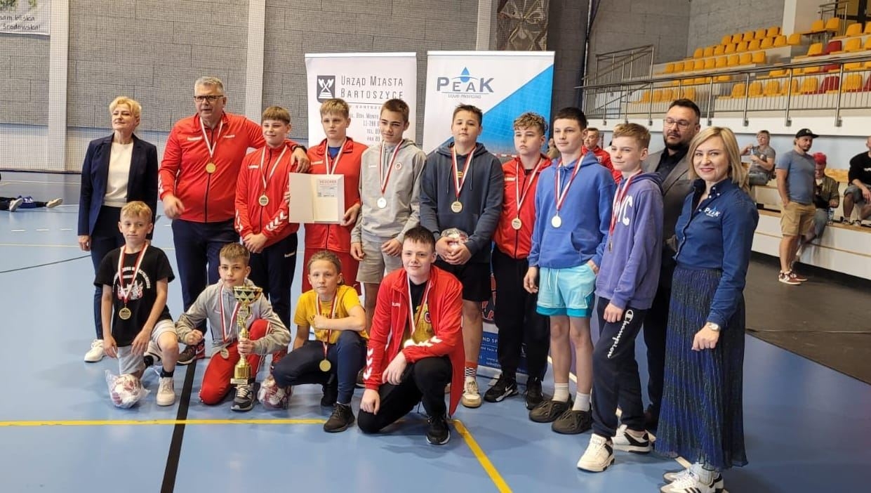 drużyna chłopców 6a z trenerem