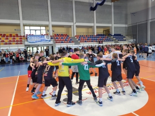 zawodnicy cieszą się z wygranej