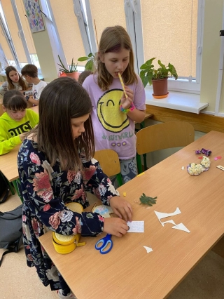 uczniowie 4b  wykonują upominki dla mam