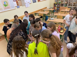 uczniowie 4b  wykonują upominki dla mam