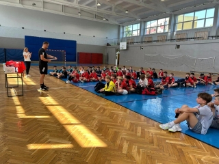 drużyny siedzące na platformie boiska