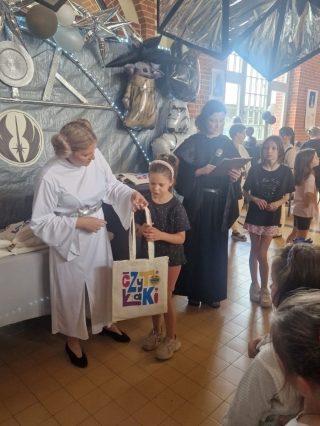 dziecko odbiera nagrodę