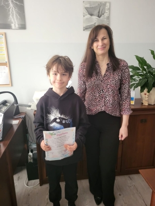 Dziecko odbiera nagrodę