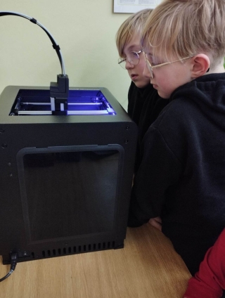 obserwacja drukarki przez uczniów
