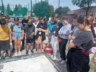 uczniowie podczas zabawy, pokazów, warsztatów