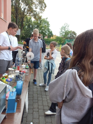 uczniowie podczas zabawy, pokazów, warsztatów