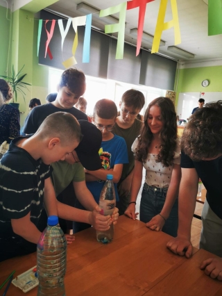 uczniowie podczas zabawy, pokazów, warsztatów