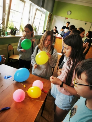 uczniowie podczas zabawy, pokazów, warsztatów