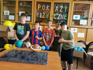 uczniowie podczas zabawy, pokazów, warsztatów