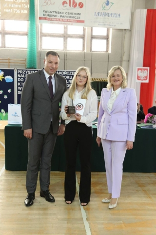 Uczennica z Burmistrzem i Dyrektorką