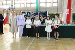 Dzieci odbierają nagrody