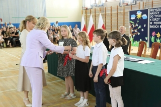 Dzieci odbierają nagrody